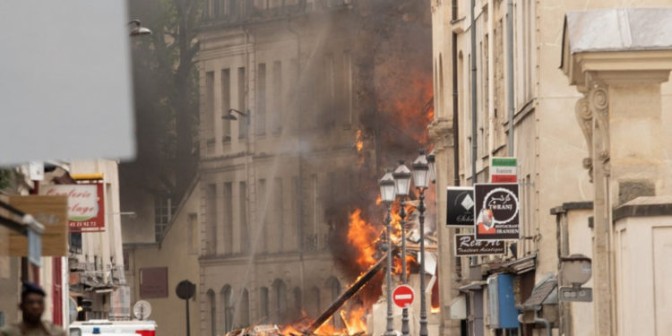 S-a simţit ca o bombă”. Imagini din Paris după explozia puternică în care au fost răniți 37 de oameni. Căutări intense sub dărâmături