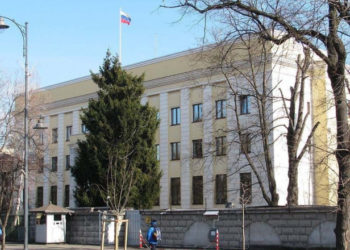 România obligă ambasada Rusiei să trimită 40 de angajați înapoi la Moscova. Dacă nu se conformează, MAE va retrage acreditările