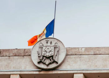 По всей Молдове сегодня приспустят флаги в память о погибших в аэропорту