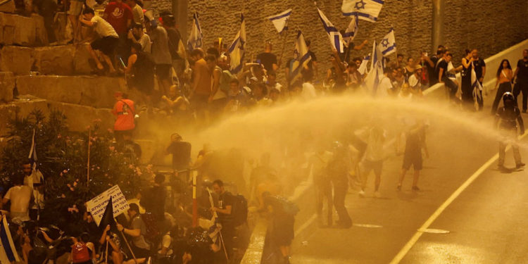 Протесты в Израиле: Полиция применила водометы для разгона митингующих
