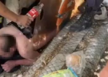 В столице мужчина упал на острую металлическую трубу