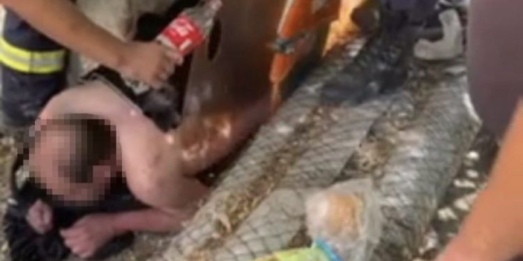 В столице мужчина упал на острую металлическую трубу