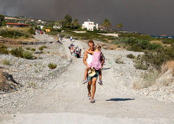 Из-за природных пожаров на острове Родос эвакуировали 19 тысяч человек