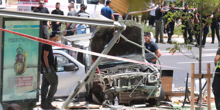 Теракт в Тель-Авиве: палестинец сбил израильтян на улице