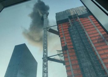 Строительный кран загорелся и рухнул в престижном районе Нью-Йорка