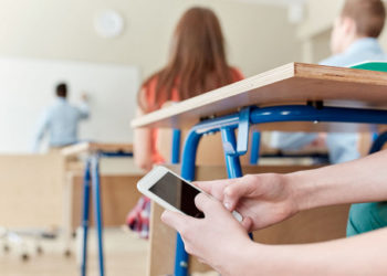 ЮНЕСКО рекомендовала запретить использовать мобильные телефоны в школах