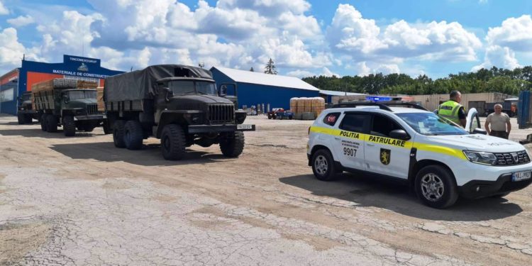 Военные оказывают помощь в ликвидации последствий урагана