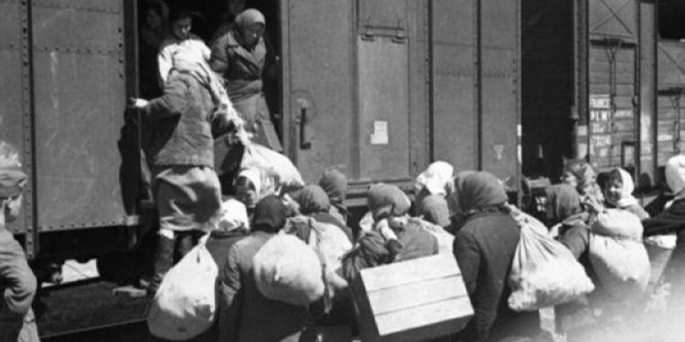 Будут приспущены государственные флаги: 6 июля исполняется 74 года со дня крупнейшей волны сталинских депортаций