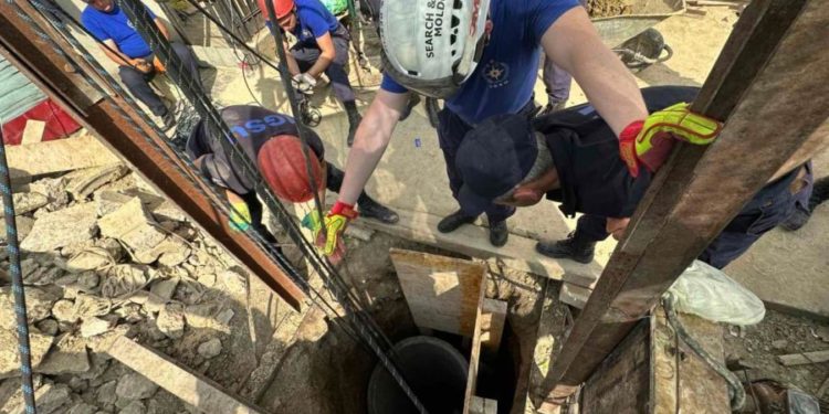 В Тараклии мужчину засыпало землей: уже сутки спасатели пытаются достать его из колодца
