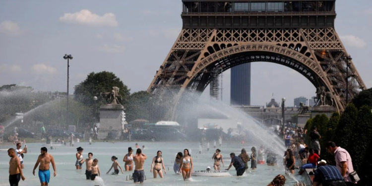 Франция ограничит промышленное использование воды в случае экстремальной засухи