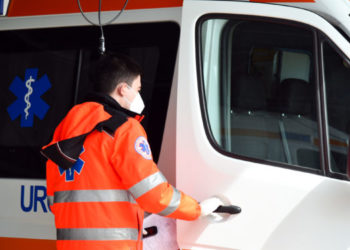 Осколки отлетели в шею: в Хынчештах мужчина погиб во время работы с болгаркой