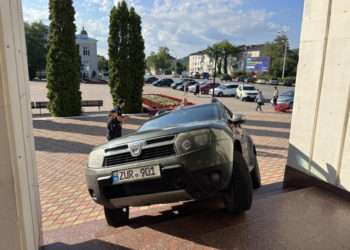 В Хынчештах автомобиль заехал на ступеньки здания мэрии
