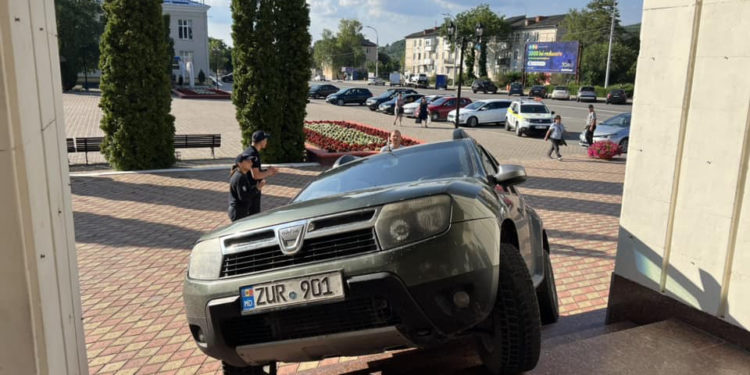 В Хынчештах автомобиль заехал на ступеньки здания мэрии