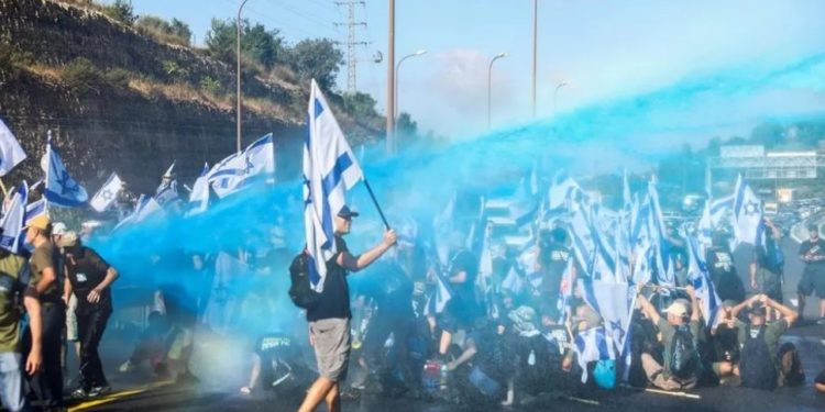 Массовые протесты в Израиле: полиция применила водометы против демонстрантов