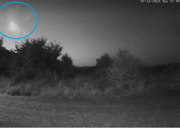 «Подумали, что это терпящий бедствие самолет». В небе над Румынией пролетел метеорит | VIDEO