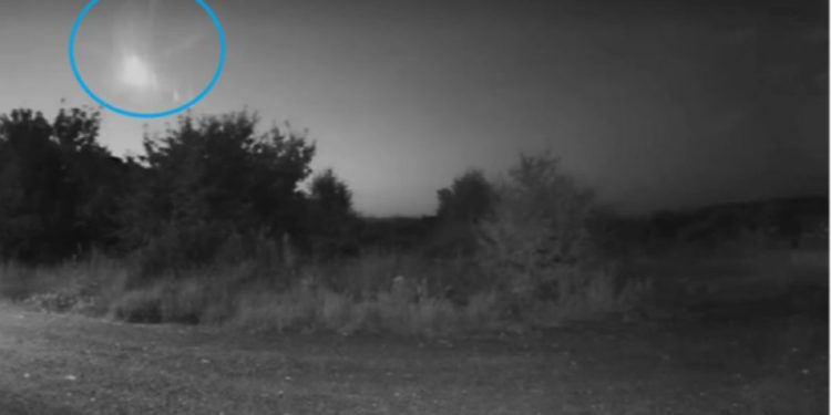 «Подумали, что это терпящий бедствие самолет». В небе над Румынией пролетел метеорит | VIDEO