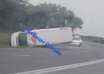 В Сынджерейском районе микроавтобус слетел с трассы и перевернулся: водитель не пострадал