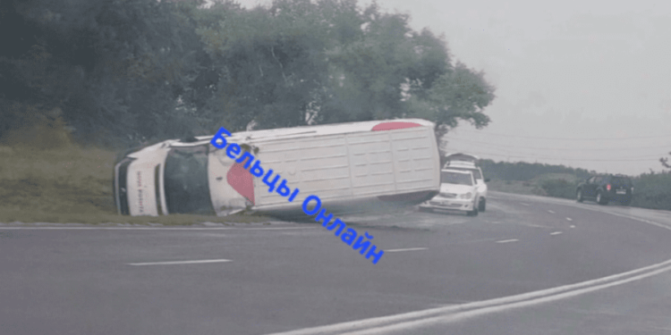 В Сынджерейском районе микроавтобус слетел с трассы и перевернулся: водитель не пострадал