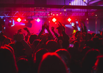 Gălăgia după ora 22:00, pedepsită nu doar cu amendă. Ce riscă întreprinderile și companiile care vor tulbura liniștea pe timpul nopții | VIDEO