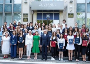 Absolvenții cu 10 pe linie la BAC au fost premiați cu diplome de onoare și merit. Ceremonia a avut loc în sala de festivități a Guvernului | VIDEO