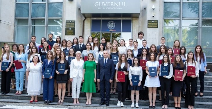Absolvenții cu 10 pe linie la BAC au fost premiați cu diplome de onoare și merit. Ceremonia a avut loc în sala de festivități a Guvernului | VIDEO