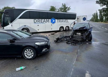 Grav accident rutier în apropiere de Leușeni, cu implicarea a două automobile și a unui autocar ce venea din Elveția | VIDEO