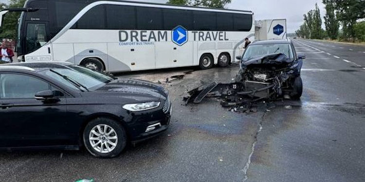 Grav accident rutier în apropiere de Leușeni, cu implicarea a două automobile și a unui autocar ce venea din Elveția | VIDEO