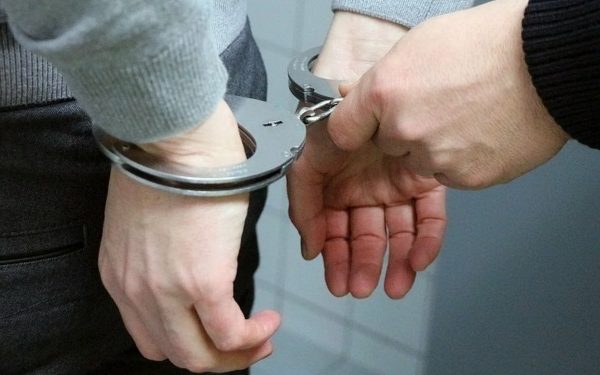 В Чадыр-Лунге во время конвоирования в полицейский участок мужчина нанес себе травмы