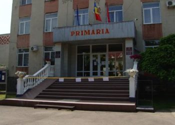 Femeie amenințată cu pistolul de un inspector cadastral, la primăria orașului Sîngerei