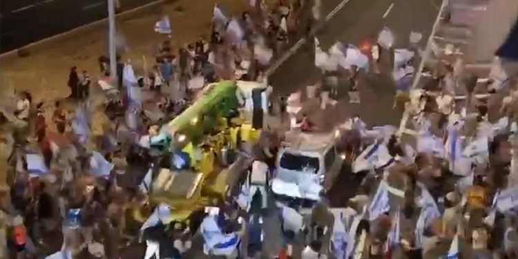 В Израиле автомобиль протаранил толпу протестующих на шоссе