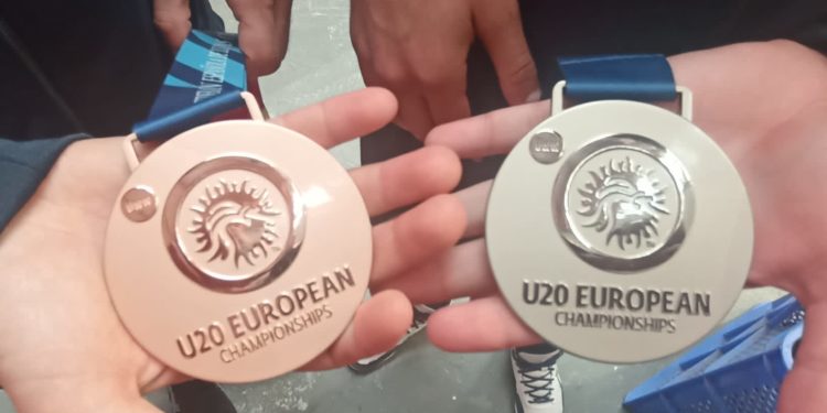 Doi tineri sportivi din Moldova au obținut argintul și bronzul la Campionatul European de Lupte Libere Under-20
