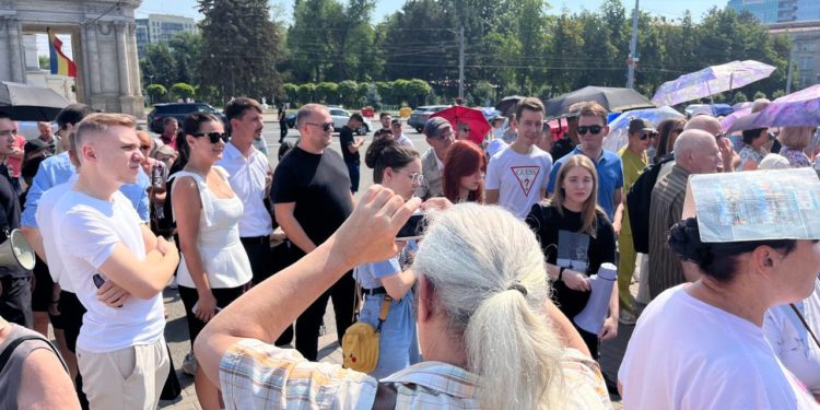 „Nu vom ceda”. Deținătorii de patente, susținuți de membrii echipei lui Ilan Șor și reprezentanți ai Partidului ”Renaștere”,  au ieșit din nou la protest. Cu ce replică a venit Dumitru Alaiba | VIDEO