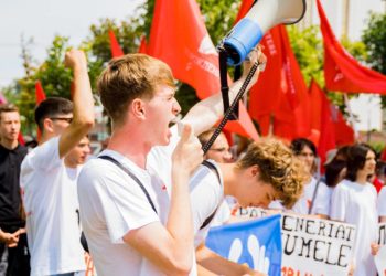 Acțiune de protest în fața Parlamentului: Activiști și susținători ai Partidului Renaștere se opun retragerii R. Moldova din CSI și solicită organizarea unui referendum la acest subiect | VIDEO