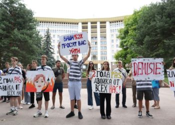 Pichet tăcut în fața clădirii Parlamentului: Activiștii partidului „Renaștere” au cerut demisia guvernării, exprimându-și nemulțumirea de rezultatele obţinute în cei doi ani de aflare la putere | VIDEO