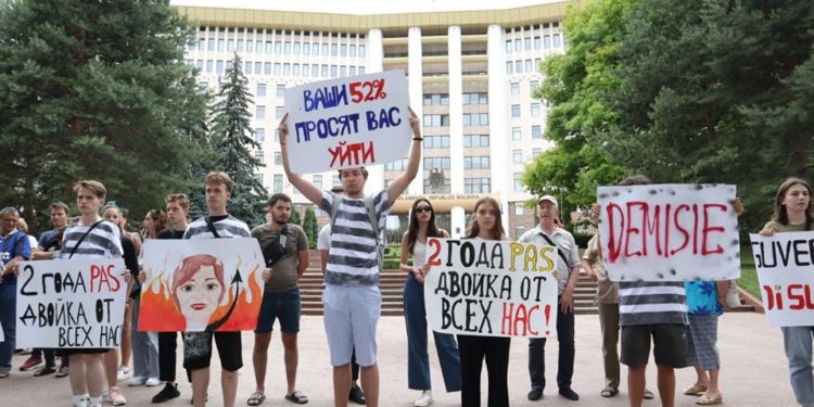 Pichet tăcut în fața clădirii Parlamentului: Activiștii partidului „Renaștere” au cerut demisia guvernării, exprimându-și nemulțumirea de rezultatele obţinute în cei doi ani de aflare la putere | VIDEO