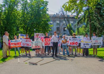 Flashmob cu greble la Guvern. Reprezentanți și susținători ai Partidului „Renaștere” au cerut demisia Guvernului Recean: „Schimbările de cadre efectuate, nu vor aduce nimic bun” | VIDEO