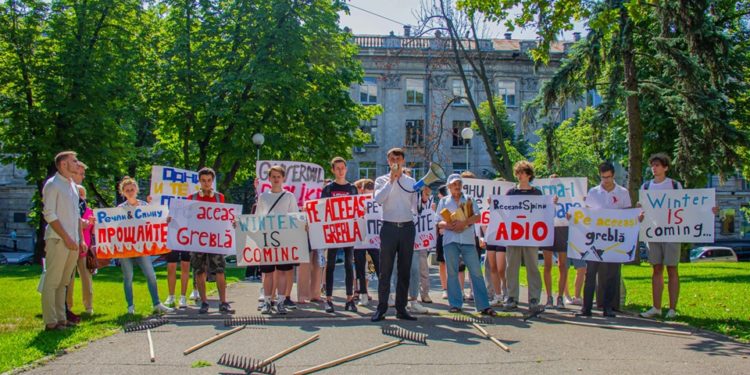Flashmob cu greble la Guvern. Reprezentanți și susținători ai Partidului „Renaștere” au cerut demisia Guvernului Recean: „Schimbările de cadre efectuate, nu vor aduce nimic bun” | VIDEO