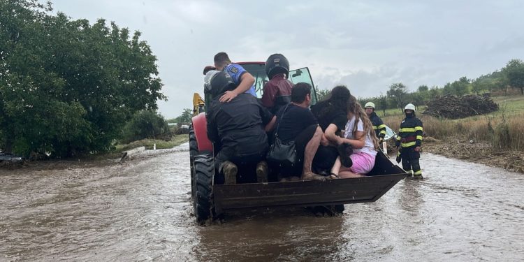 România este devastată de vremea rea: Patru oameni au murit în urma ploilor torențiale | VIDEO