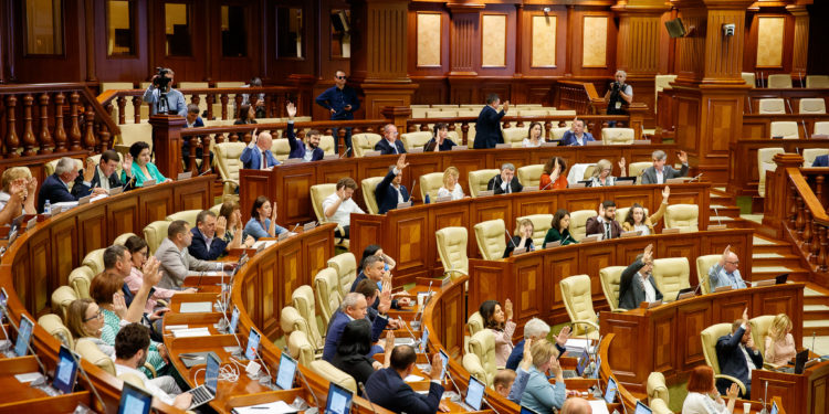 Deputații PAS au votat pentru extinderea șirului acțiunilor care reprezintă amenințări la adresa securității statului. Ce s-a inclus în listă | VIDEO