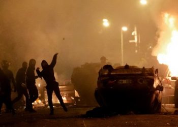 За ночь во Франции задержали почти тысячу участников беспорядков, которые продолжаются четвертый день подряд