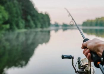 Bărbat în stare gravă la spital, după ce ar fi „pescuit” cu undița firele electrice de înaltă tensiune, la Rîșcani