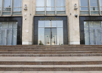 Спецсовещание в правительстве по поводу событий в кишиневском аэропорту: прессу не пустили на заседание, которое проходило за закрытыми дверями | VIDEO