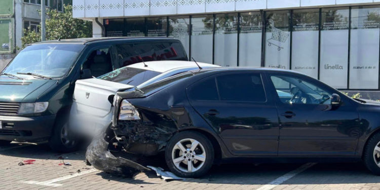 Zi cu ghinion: Patru automobile parcate regulamentar, accidentate grav de o șoferiță din Capitală | VIDEO