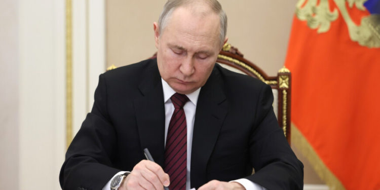 Путин подписал закон о запрете «смены пола» в России