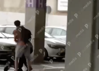 VIDEO 18+ | Agent de pază atacat cu ciocanul de un adolescent în parcare la Kaufland-ul din sectorul Botanica