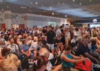 Haos pe Aeroportul din Iași: Zeci de moldoveni au dormit pe jos şi au aşteptat într-o căldură infernală | VIDEO