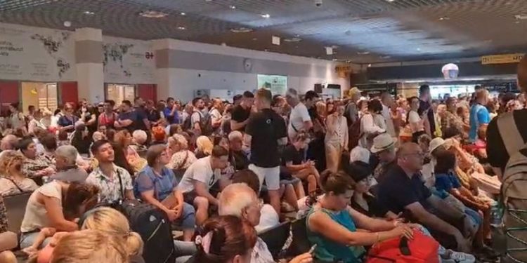 Haos pe Aeroportul din Iași: Zeci de moldoveni au dormit pe jos şi au aşteptat într-o căldură infernală | VIDEO