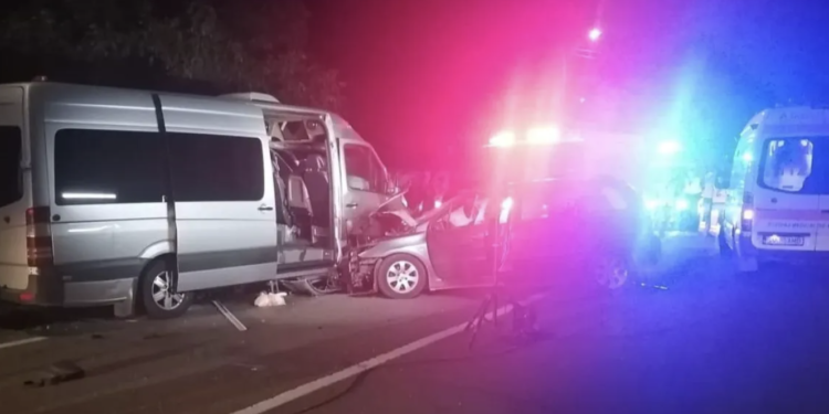 Grav accident rutier în România, cu implicarea unui microbuz condus de un moldovean: Cinci persoane au fost rănite