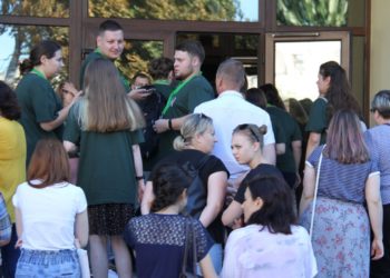 Îmbulzeală la universitățile din țară, în a doua zi de la începutul admiterii: Tinerii depun actele în speranța că vor fi primiți la facultatea dorită | VIDEO