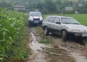 Ploile și vijelia au făcut ravagii în stânga Nistrului: Mașini blocate în nămol, copaci rupți și acoperișuri distruse